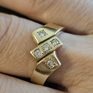 Womens gold and diamond ring sz 7.5